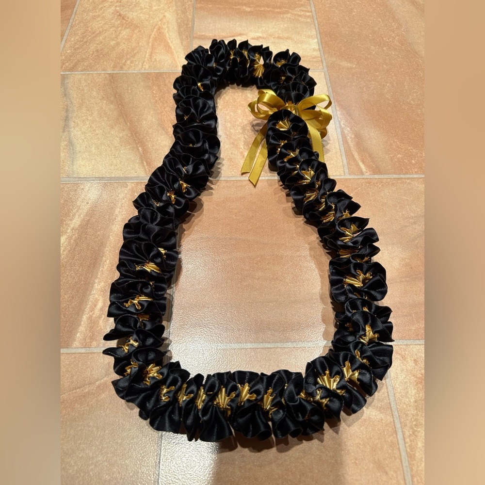 NWOT Graduation Lei Handmade Black & Gold Plumeria Spiral Satin Ribbon Lei